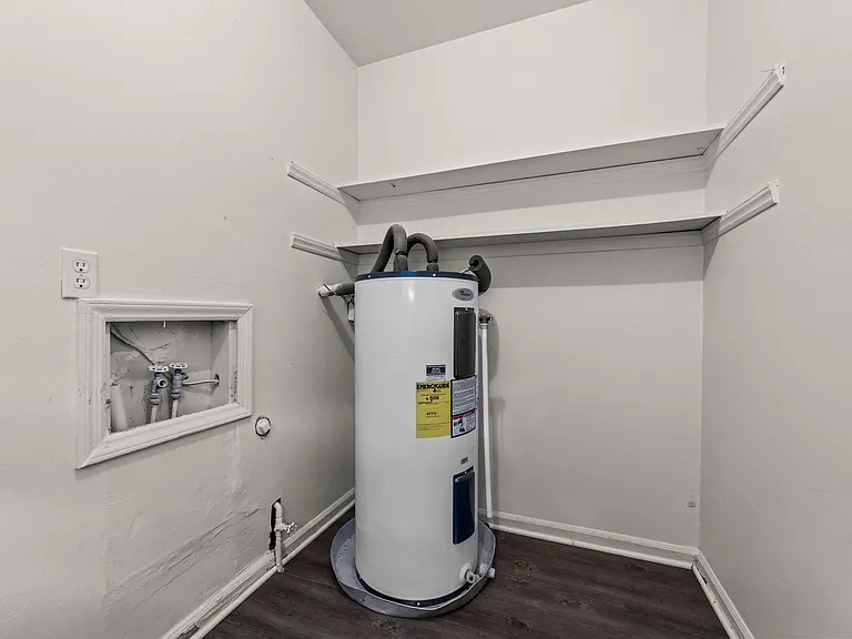 2 Bed, 1 Bath Townhome - Renovated