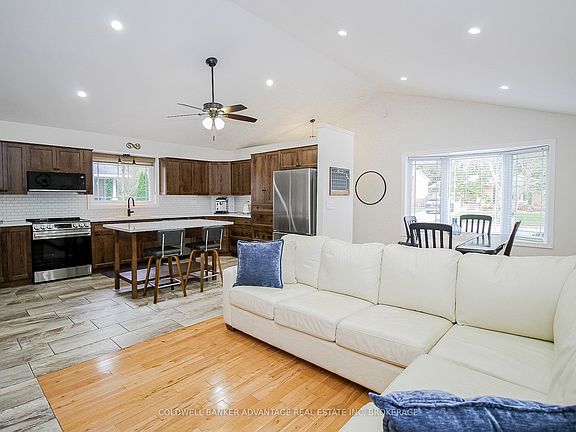 5th image of 11 Fallingbrook Dr