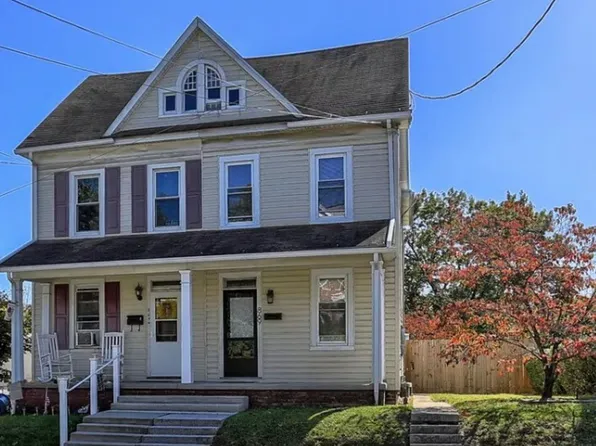 869 1/2 York St, Hanover, PA 17331