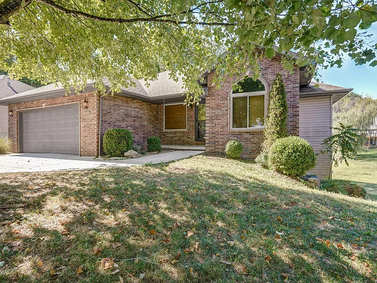 2062 W Willow Lakes Cv — Photo 2