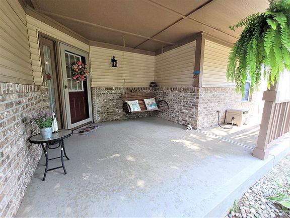 2nd image of 924 Eagle Brook Dr