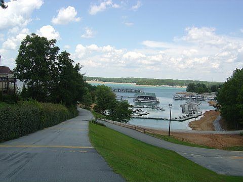 WALKING DISTANCE TO LAKE & MARINA