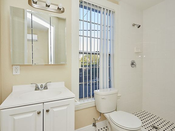 4th image of 1840 W 11th Pl #6-D