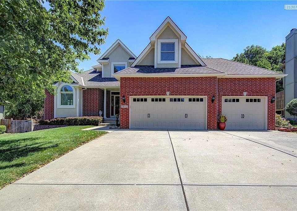 Picture perfect from the moment you drive up to this lovely 1 1/2, meticulously maintained home in Bridlewood of Longview Farms.
