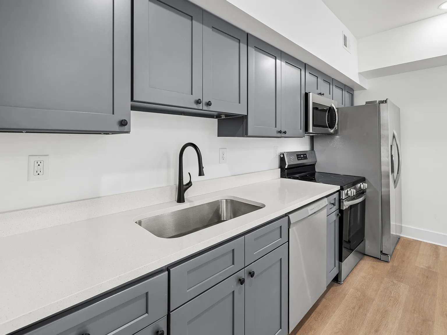 2 bed, 900 sqft, $1,698 — Photo 4