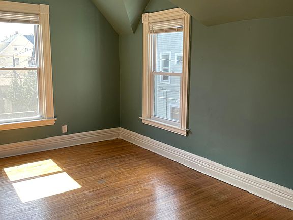 3rd image of 49 Oxford St