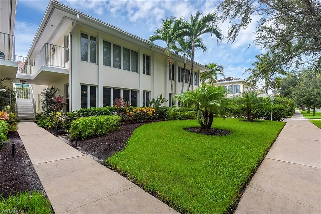 2 bed, 2.0 bath, 979 sqft, $9,500 — Photo 2