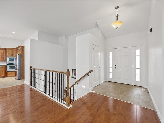 4th image of 201 Teakwood Ln NE