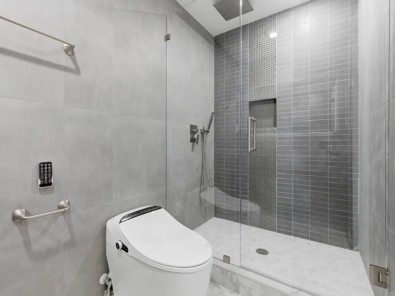 2210 NE 3rd Ave — Photo 34
