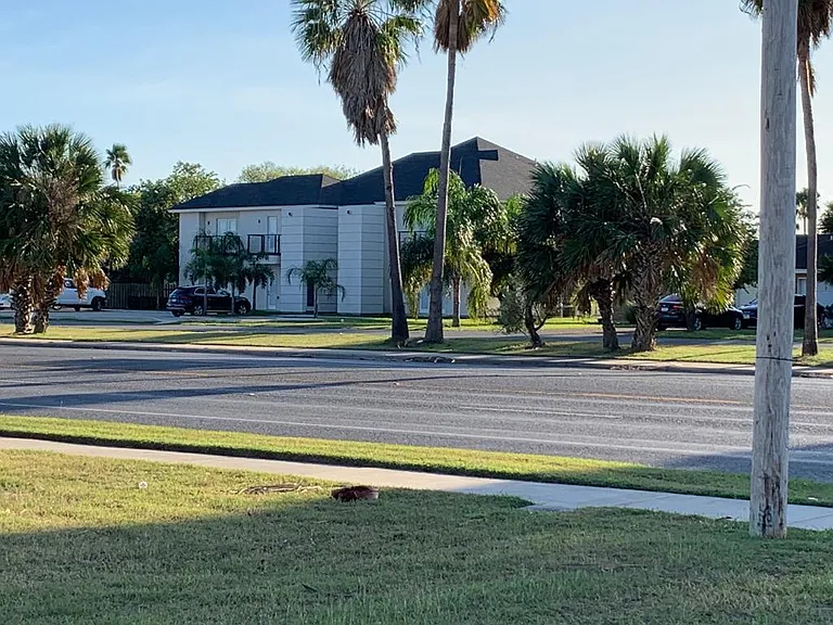 611 Continental Dr #4 — Photo 6