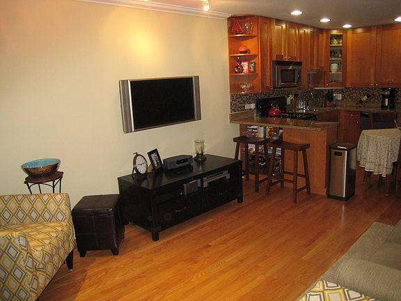 3rd image of 2032 N Larrabee St #102