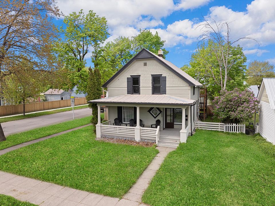 1st image of 442 2nd Ave W