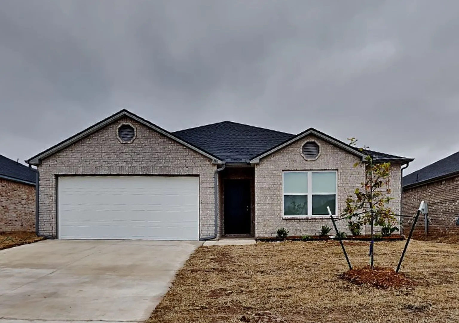 4 Bedroom 2 Bathroom 2 Car Garage Home with upgrades close to Broadway Extension, a short distanc... — Photo 2