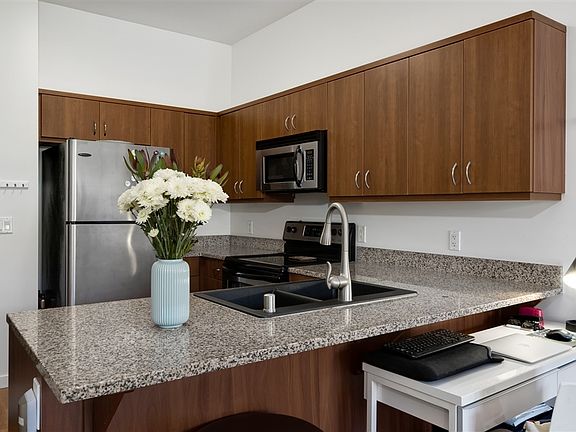 5th image of 889 Date St Unit 306