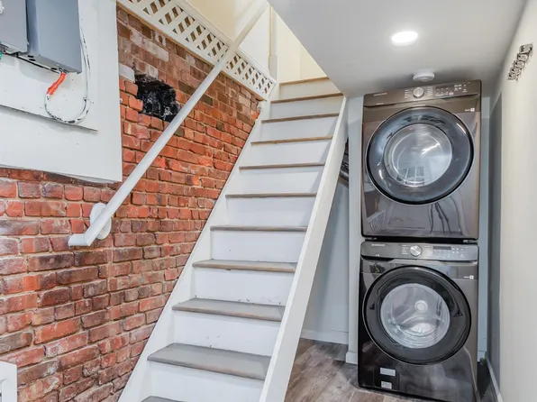 232 Pearsall Avenue image 17 of 20