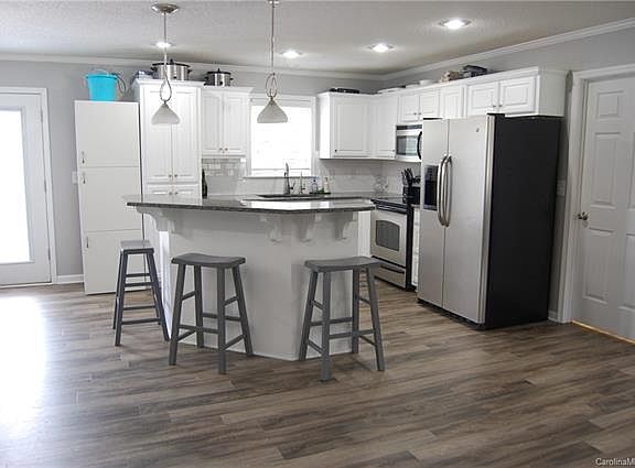2nd image of 207 Royal Ave