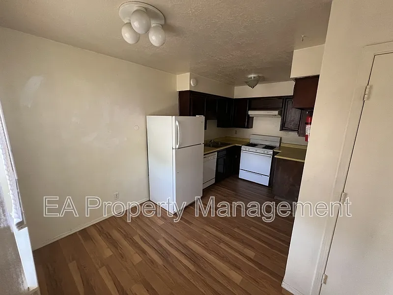 2 bed, 1.0 bath, 900 sqft, $995 — Photo 2