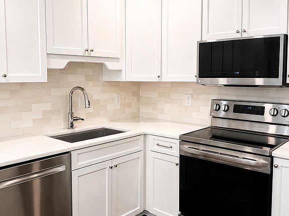 4th image of 8909 Blossom Ln