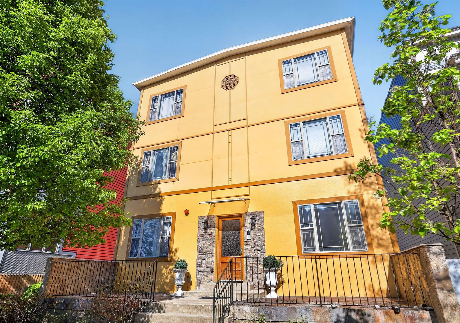 Spacious Two-Level Loft with Gated Parking in Park View! — Photo 1