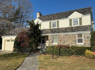 11 Warton Pl, Garden City, NY 11530