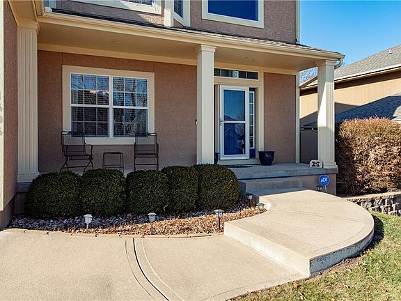 3rd image of 1404 NE Whitestone Dr