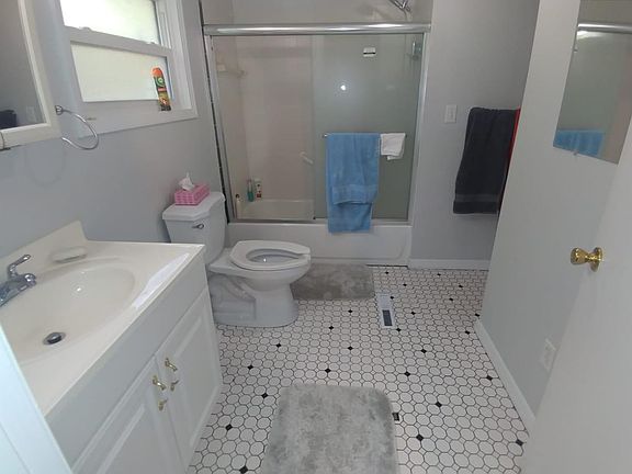 3rd image of 701 SE 9th Cir N