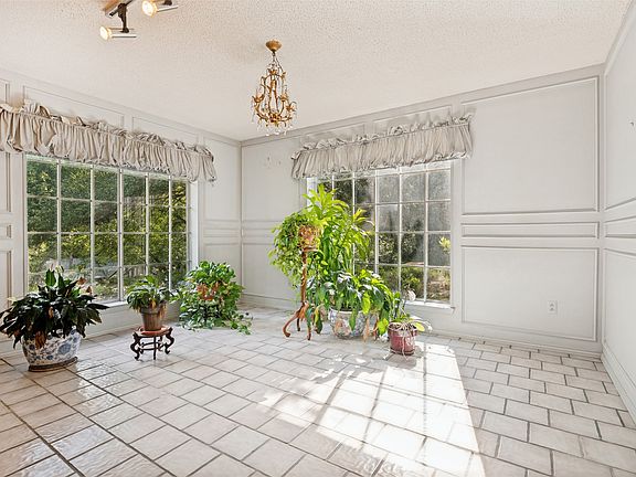 4th image of 406 Dula Cir