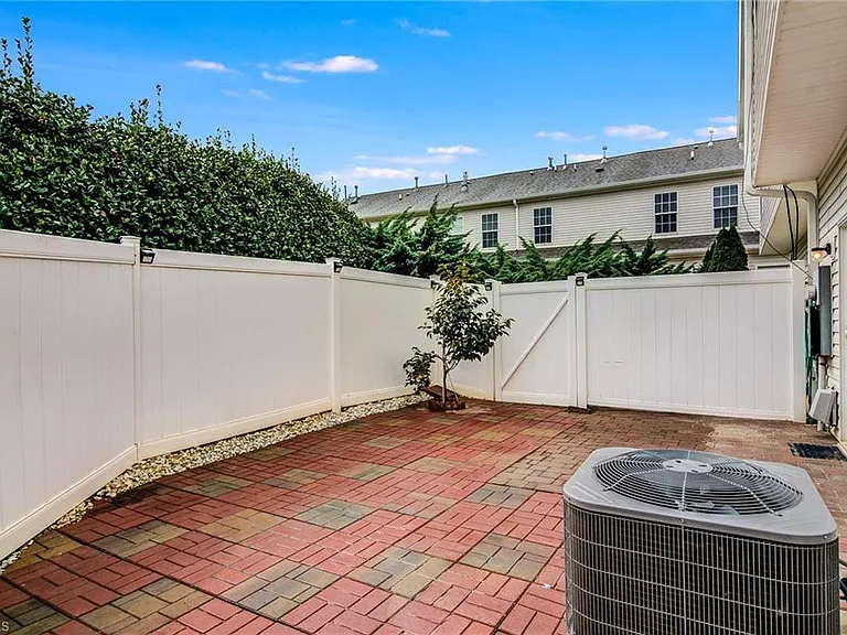 3970 Fountain Village Ln — Photo 10