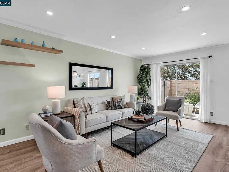 392 Bayview Cir — Photo 14