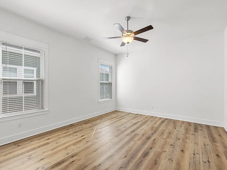 1102 Twain St — Photo 12