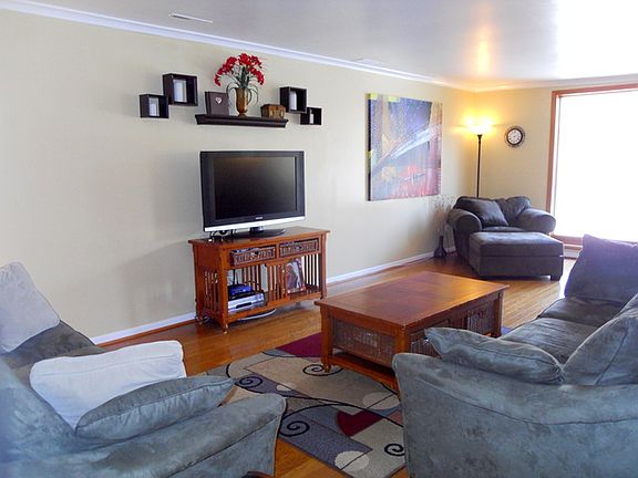 4th image of 949 W Pleasant St #3B