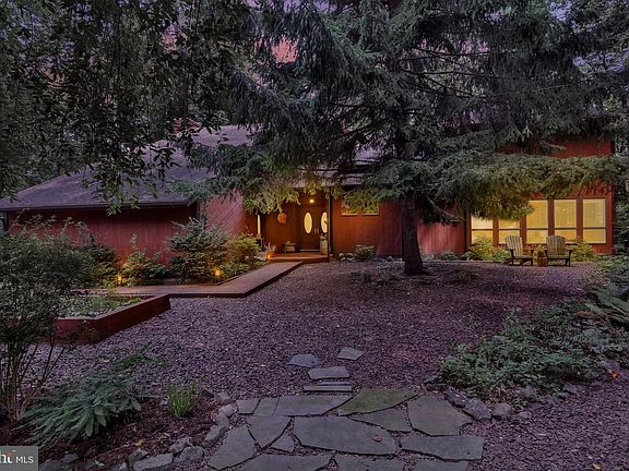 2nd image of 607 Aspen Ln