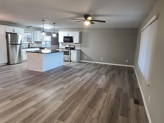 3rd image of 959 Lloyd Ct