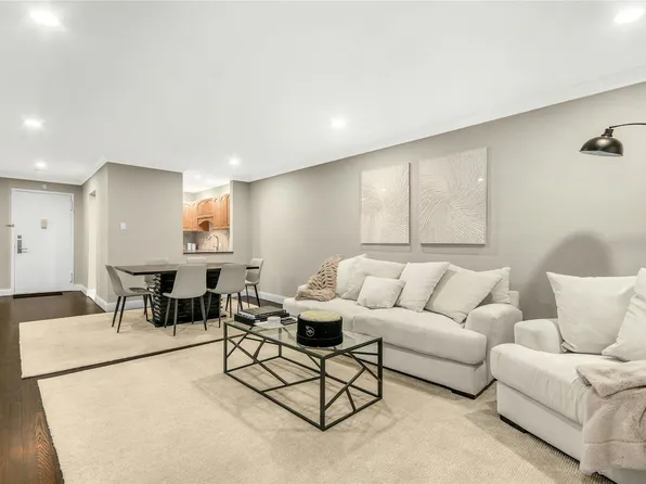 22 Park Pl #3-O, Great Neck, NY 11021