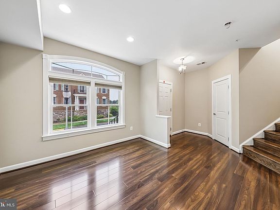 4th image of 355 Parkview Ave