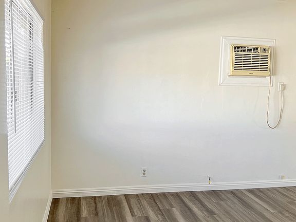 3rd image of 560 E Oakland Ave