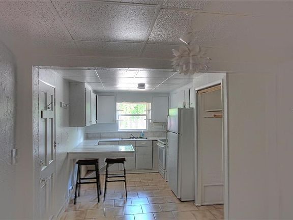 3rd image of 615 Shore Rd APT 4