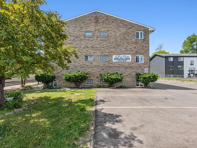 4221 N Grand River Ave — Photo 20