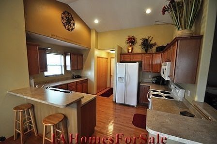 Kitchen with breakfast bar