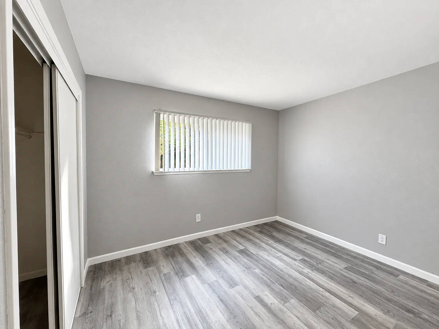 Oak Plaza Apartments — Photo 4