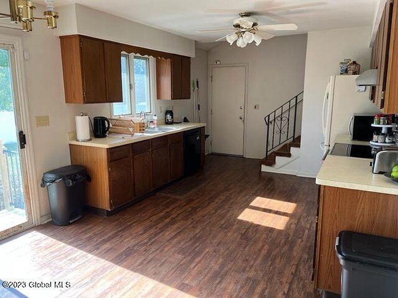 3rd image of 6 Drake Court