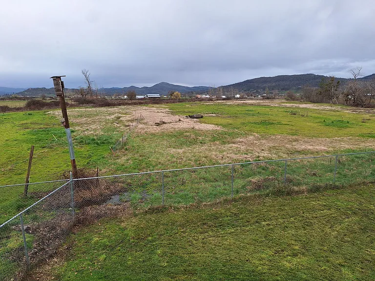 685 E Rolling Hills Dr — Photo 2