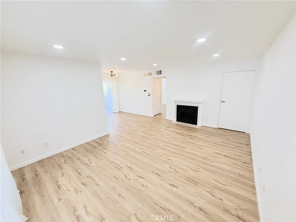 2 bed, 1250 sqft, $3,995 — Photo 2
