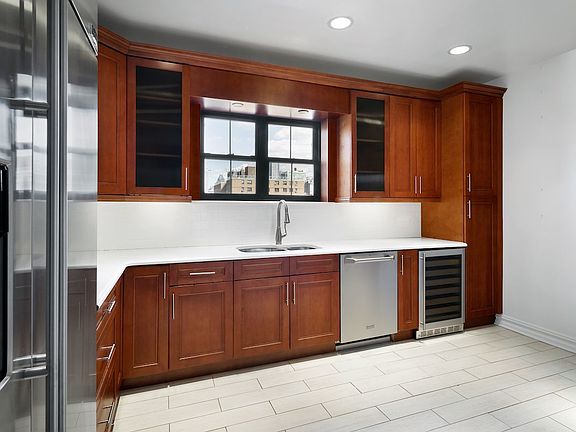 5th image of 430 W 24th St