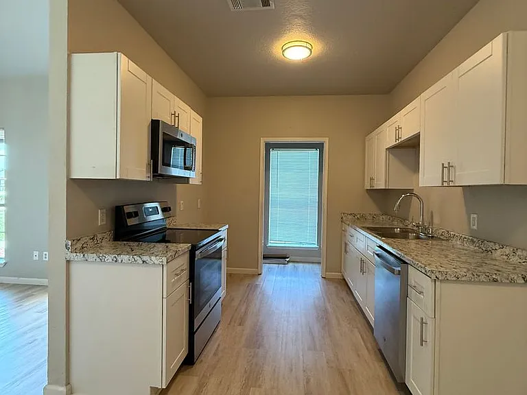 129-131 Collett Ct — Photo 20