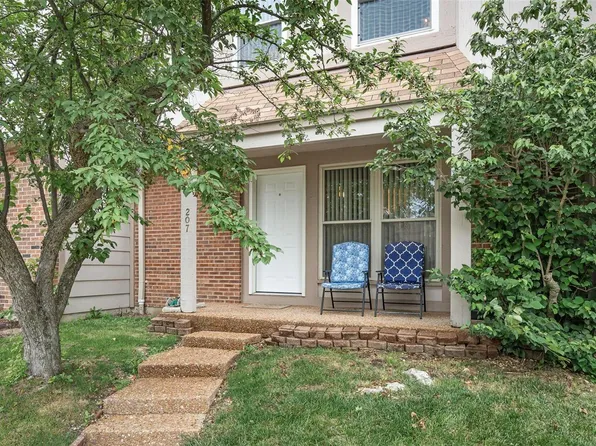 207 Carmel Woods Dr, Ballwin, MO 63021