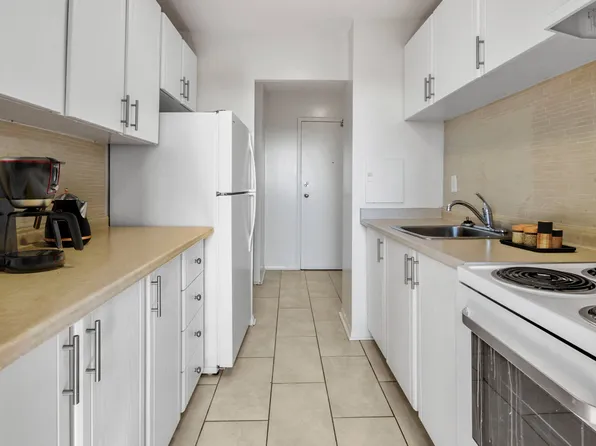 Riverside Towers, 1735 Frobisher Ln, Ottawa, ON K1G 3P7