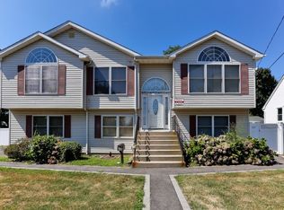 362 Granada Pkwy, Lindenhurst, NY 11757