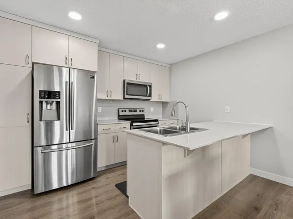 856 Daniels Way SW, Edmonton, AB T6W 4C8