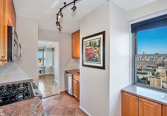 4th image of 15 W 72nd St APT 22E